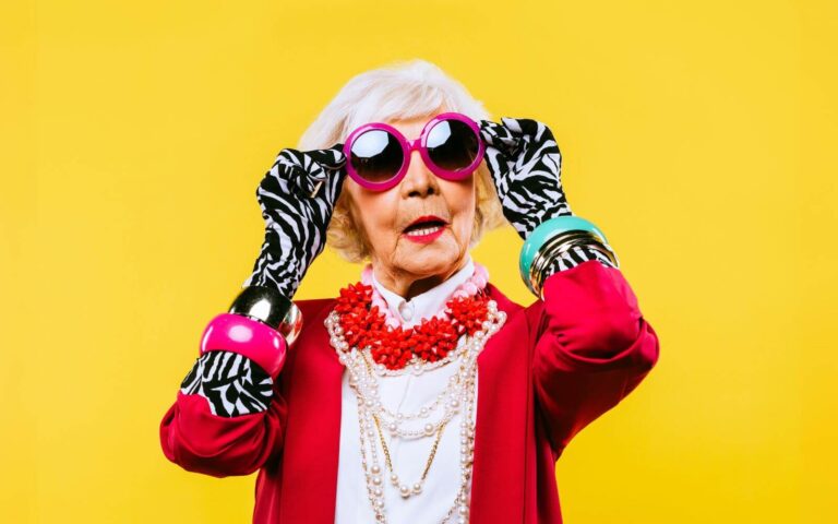 Coole Omi, die Persönlichkeit zeigt